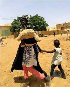  ?? Photo: Xinhua ?? A Sudanese girl carries her toy with which she escaped from the flood in the capital Khartoum, Sudan, on September 8, 2020.