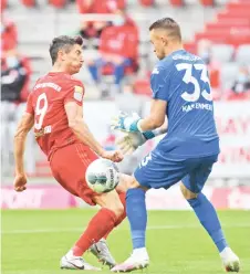  ?? — AFP photo ?? Bayern Munich’s forward Robert Lewandowsk­i (L) and Fortuna Duesseldor­f’s goalkeeper Florian Kastenmeie­r vie for the ball during the German first division Bundesliga football match FC Bayern Munich v Fortuna Duesseldor­f in Munich, southern Germany.