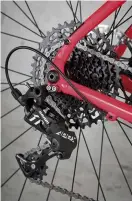  ??  ?? Below SRAM’s APEX mech works well with the super-wide cassette Bottom Great brakes and clever thru-axle