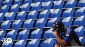  ??  ?? Aficionado del Schalke sufre en la tribuna del Veltins Arena