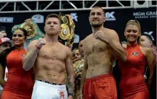  ?? FE ?? “Canelo” Álvarez, izquierda, junto a Sergey Kovalev tras la ceremonia del pesaje ayer.