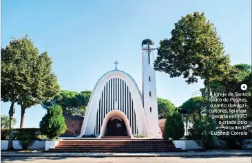  ??  ?? A igreja de Santo Isidro de Pegões, o santo dos agricultor­es, foi inaugurada em 1957 e criada pelo arquitecto Eugénio Correia