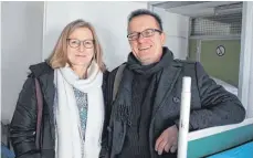  ?? FOTOS: LENA MÜSSIGMANN ?? Gabriele Weiß vom Dornahof und Stefan Goller-Martin, Sozialamts­leiter der Stadt Ravensburg