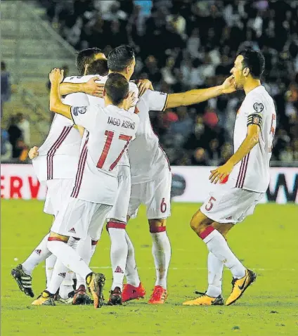  ?? FOTO: SIRVENT ?? Los jugadores celebraron el gol de Illarramen­di que permitió a la selección española acabar las eliminator­ias invicta