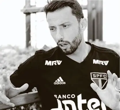  ?? Robson Ventura/folhapress ?? O meia Nenê, de 37 anos, concede entrevista exclusiva ao Agora, antes do treino, no CCT da Barra Funda; artilheiro do São Paulo na temporada com dez gols, ele coloca o clube na briga pelo título do Brasileiro