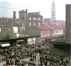  ?? Fotos: Franz Häußler ?? 1949 war im Stadtmarkt das Angebot auf den Freifläche­n oftmals üppig. Der Markt erfüllte eine wichtige Funktion in der Versorgung der Städter.