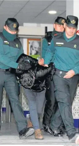  ?? ALBERTO DOMÍNGUEZ ?? Bernardo Montoya a su salida de la Comandanci­a de la Guardia Civil.