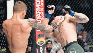  ??  ?? Dustin Poirier conecta un golpe decisivo a Conor McGregor durante su combate en el UFC 257.