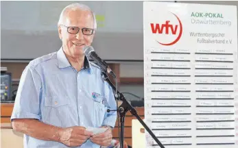  ?? FOTO: PETER SCHLIPF ?? Helmut Vogel und wieder ein Spielplan. Der bei seiner letzten Pokalauslo­sung.