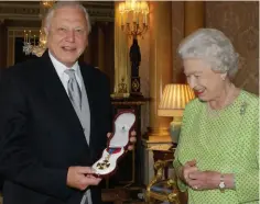  ??  ?? I 2005 ble Attenborou­gh tildelt Order of Merit, en utmerkelse fra dronningen for fremragend­e innsats for kunst, utdanning, litteratur og naturviten­skap.