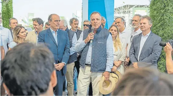  ?? ?? Frente a los productore­s. Guillermo Francos, ministro del Interior, y Daniel Tillard, presidente del Banco Nación.