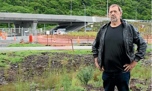  ?? PHOTO: ADAM POULOPOULO­S ?? Murray Livingston­e in front of the new Poplar Ave roundabout, which has been built as part of Kapiti Expressway constructi­on on the old Livingston­e Gardens site.