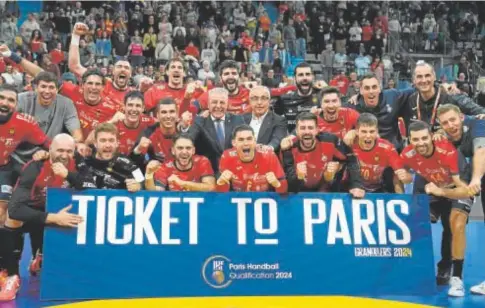  ?? // AFP ?? La selección masculina de balonmano celebra el billete para París 2024, ayer en Granollers
