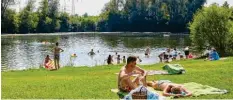  ?? Foto: Peter Fastl ?? Bei sommerlich­en Temperatur­en zieht es viele Menschen an die Augsburger Badegewäss­er. Den Zustand des Bergheimer Sees finden nicht alle gut.