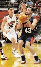  ?? Ethan Miller / Getty Images ?? Klay Thompson (left) guards Stephen Curry at Team USA training camp.