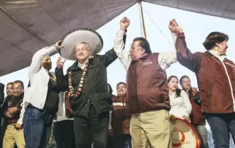  ??  ?? Andrés Manuel López Obrador acudió a Chimalhuac­án, Estado de México, tierra de la organizaci­ón Antorcha Campesina, donde pidió a la gente cuidar el voto y no caer en manos de quienes intentan comprarlo.