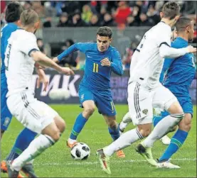  ?? / SERGEI KARPUKHIN (REUTERS) ?? Coutinho conduce el balón ante Rusia.