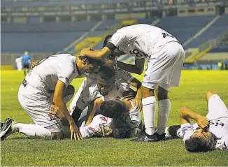  ??  ?? FESTEJO. Los jugadores de Alianza celebran el gol de Óscar Cerén que dio el triunfo ayer.