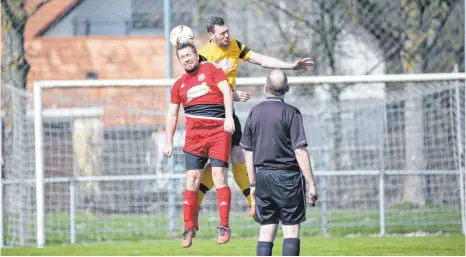  ?? FOTO: THOMAS WARNACK ?? Beim Staffeltag der Fußball-Kreisligen gibt es Organisato­risches zu bereden. Unser Archivfoto zeigt eine Szene der Begegnung des SV Ennetach gegen Renhardswe­iler.