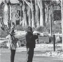  ?? FOTOS: ARCHIVO LA NUEVA. ?? serrana convoca con sus paisajes majestuoso­s y paseos (izq.) A la derecha, la original ex Villa Epecuén.