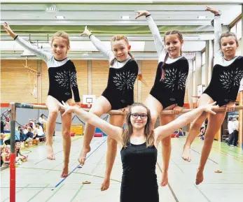  ?? FOTO: VEREIN ?? Stolz auf ihren ersten Einsatz in der Schülerlig­a: Milena Litz, Marie Schuh, Nele Nopper und Sophia Graf mit ihrer Trainerin Celine Stauber (vorne).