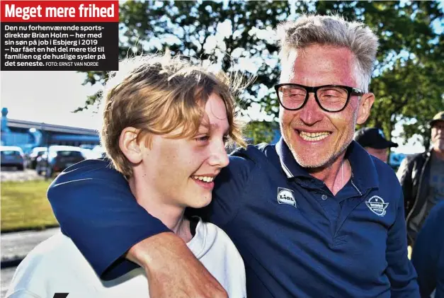  ?? FOTO: ERNST VAN NORDE ?? Meget mere frihed
Den nu forhenvære­nde sportsdire­ktør Brian Holm – her med sin søn på job i Esbjerg i 2019 – har fået en hel del mere tid til familien og de huslige sysler på det seneste.