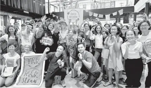  ??  ?? Bea Johnson (centre) with visitors and supporters at the Zero Waste Fest, in Kuala Lumpur recently. — Bernama photos