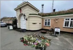  ?? FOTO: TARIQ MIKKEL KHAN ?? Der blev i dagene efter det voldsomme drab lagt blomster ved gerningsst­edet i Dragør.