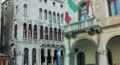  ?? ?? Divisi Il palazzo di Ca’ Farsetti a Venezia e il municipio di via Palazzo a Mestre. Nel caso di vittoria dei Sì al voto saranno queste le sedi amministra­tive dei due Comuni nati dalla separazion­e