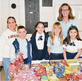  ?? Lara Green-Kazlauskas/Hearst Connecticu­t Media ?? Students from St John Paul the Great Academy run the candy table