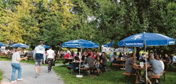  ?? Foto: Heike John ?? Bei warmem Wetter füllt sich der Biergarten am Badanger schnell, doch die Sonnentage sind heuer gezählt, stattdesse­n ist das Wetter nass und grau.