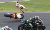  ?? MOTOGP ?? LUPUT DARI PERHATIAN: Inilah insiden di MotoGP Argentina yang membuat Dani Pedrosa mengalami patah tulang tangan pada balapan yang berlangsun­g Senin dini hari WIB (9/4) tersebut.