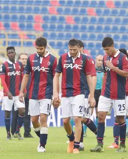  ??  ?? La delusione dei giocatori del Bologna a fine gara