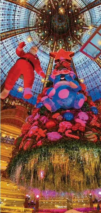  ?? Foto: Jurczyk ?? Der Countdown läuft für den Astro‐Weihnachts­mann, die diesjährig­e Weihnachts­dekoration im berühmten Pariser Kaufhaus Ga‐ lerie Lafayette.