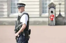  ?? — Reuters ?? A police officer patrols within the grounds of Buckingham Palace in London.