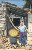  ?? ANSA ?? RUINAS. Una mujer ante su casa destruida por un sismo.