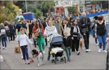  ?? (Photo archives François Vignola) ?? L’année dernière, à peu près à la même époque, la Marche des animaux avait attiré 800 chiens et autres animaux accompagné­s par leurs maîtres.