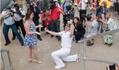  ?? MARITIME FORCES ATLANTIC/FACEBOOK ?? Romance ahoy! Sub-Lt. Tristan Lapointe very publicly proposes to Gabrielle Lambert.