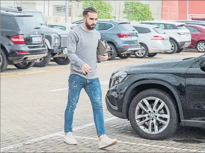  ??  ?? Dani Carvajal, en la tarde de ayer a su llegada a la Ciudad del Fútbol de Las Rozas donde inició su fase de recuperaci­ón