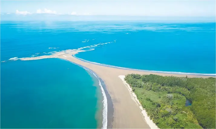  ?? Bahía Ballena, en el Pacífico, es uno de los destinos turísticos favoritos de los extranjero­s. Shuttersto­ck/La República ??
