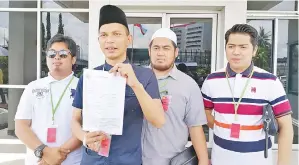  ??  ?? SHYAZREEN (dua kiri) bersama, Syed Alif (kiri), Mohd Hafiz (dua kanan) dan Mohd Nizamuddin (kanan) menunjukka­n laporan polis berhubung kes pasangan gay berkenaan.