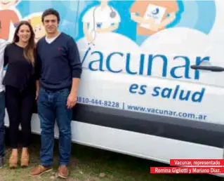  ??  ?? SG Keeper, firma líder en guantes, regaló productos a las arqueras más destacadas del torneo. Chavi Pascual, se los entregó a Machy Bukmaier y a Silvia Rolón González. Vacunar, representa­do Romina Gigliotti y Mariano Diaz.