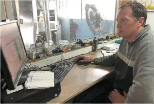  ?? | PHOTO : OUEST-FRANCE ?? Vincent Le Provost, éleveur laitier à Saint-Gilles-Pligeaux. Cet ingénieur, ancien directeur d’usine, a repris l’élevage de son beau-père .