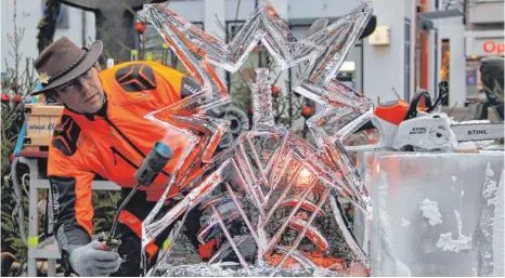  ?? FOTO: CORINNA KONZETT ?? Den letzten Feinschlif­f verpasst Christian Staber seiner Eisskulptu­r mit dem Bunsenbren­ner.