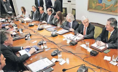  ??  ?? ► El Presidente Sebastián Piñera encabezó anoche una reunión de su consejo de gabinete en La Moneda.