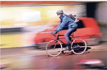  ?? FOTO: JULIAN STAETENSCH­ULTE/DPA ?? Die Stadt erstellt ein Mobilitäts­konzept für Leverkusen, das Alternativ­en zum Auto wie das Rad in den Fokus rückt. Daran beteiligt sind auch die Bürger.