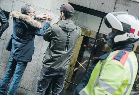  ?? Joan Matcu Parra /  hootin ?? Els Mossos d’Esquadra després de detenir per furt un delinqüent reincident al centre de Barcelona fa uns mesos