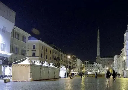  ??  ?? Stand Una suggestiva immagine notturna di piazza Navona