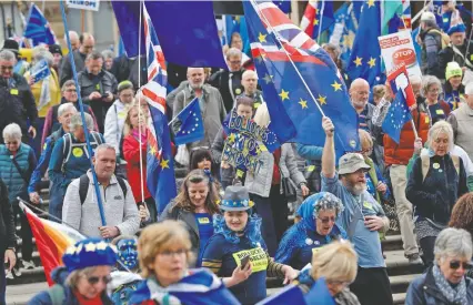  ??  ?? Durante el primer día del congreso anual del Partido Conservado­r, decenas de británicos se manifestar­on contra el Brexit, en Birmingham.