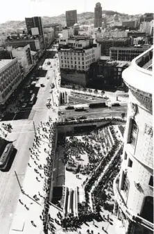  ?? Terry Schmitt / The Chronicle 1973 ?? Hallidie Plaza was dedicated in March 1973, at a time when the goal was to shelter the space from the urban street’s bustle.